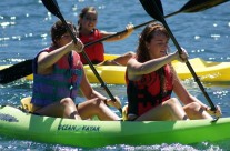 Familia en dos kayaks